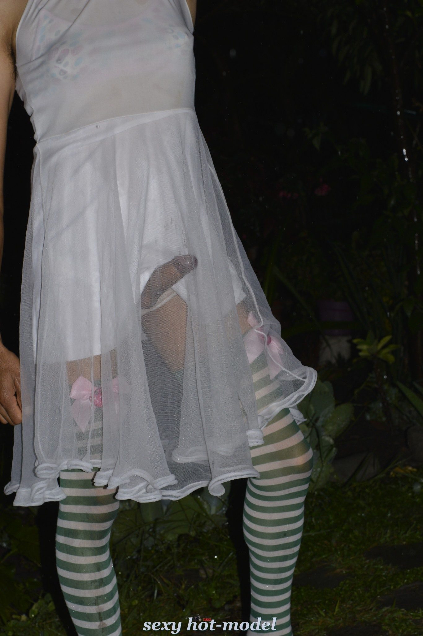 Ropa Interior Sexy De Noche Bajo La Lluvia Con Tangas