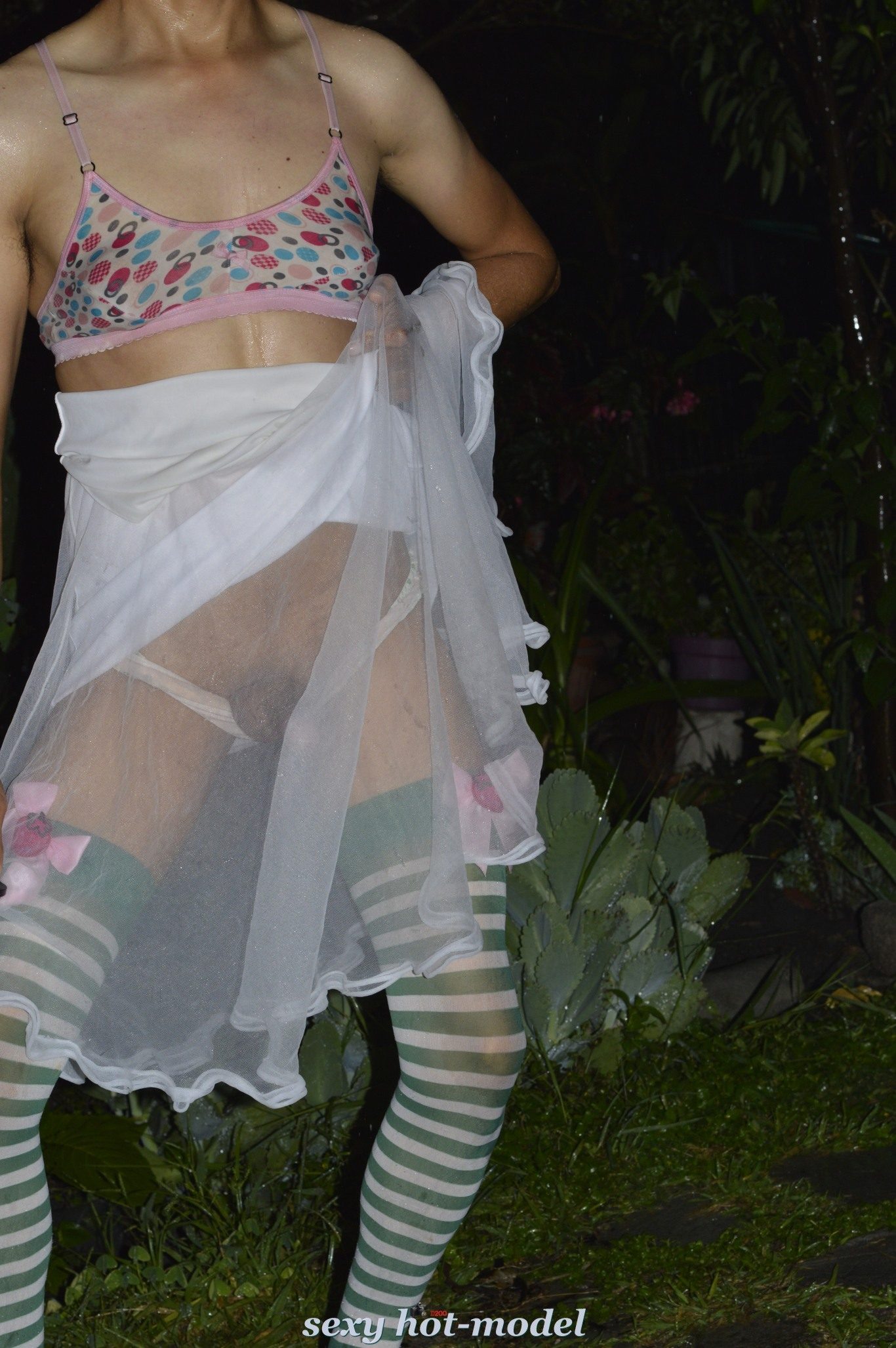 Ropa Interior Sexy De Noche Bajo La Lluvia Con Tangas