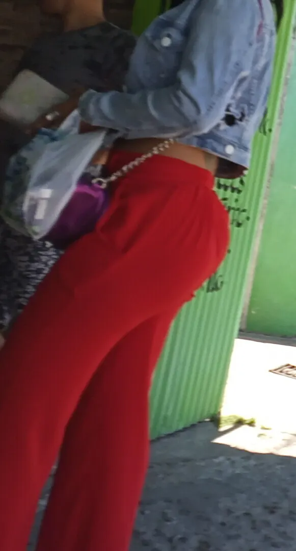 Flaquita en pantalón rojo