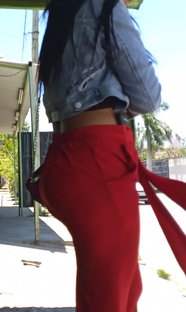 Flaquita en pantalón rojo