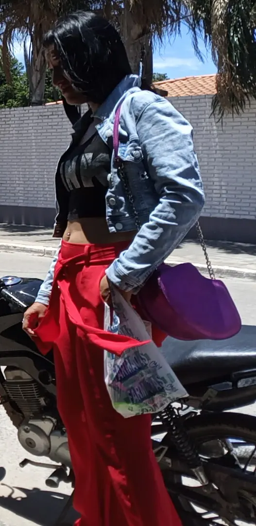 Flaquita en pantalón rojo
