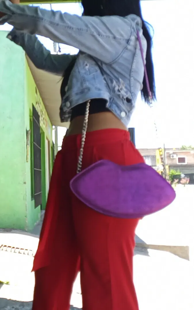 Flaquita en pantalón rojo