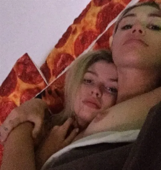 Kristen Stewart y Miley Cyrus (desnudas) 😉