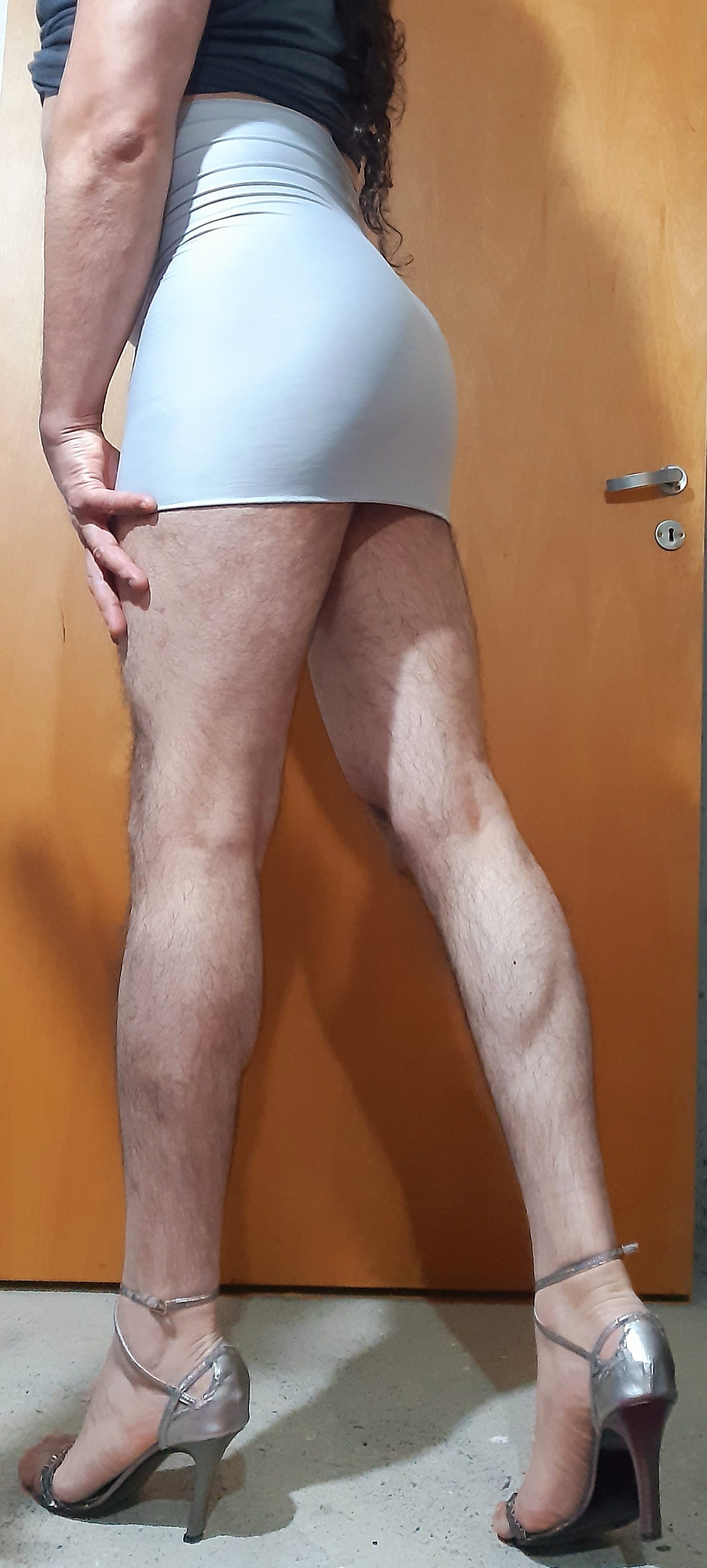 Aburrida,probando me  sandalias.  Cual me queda más sexy?