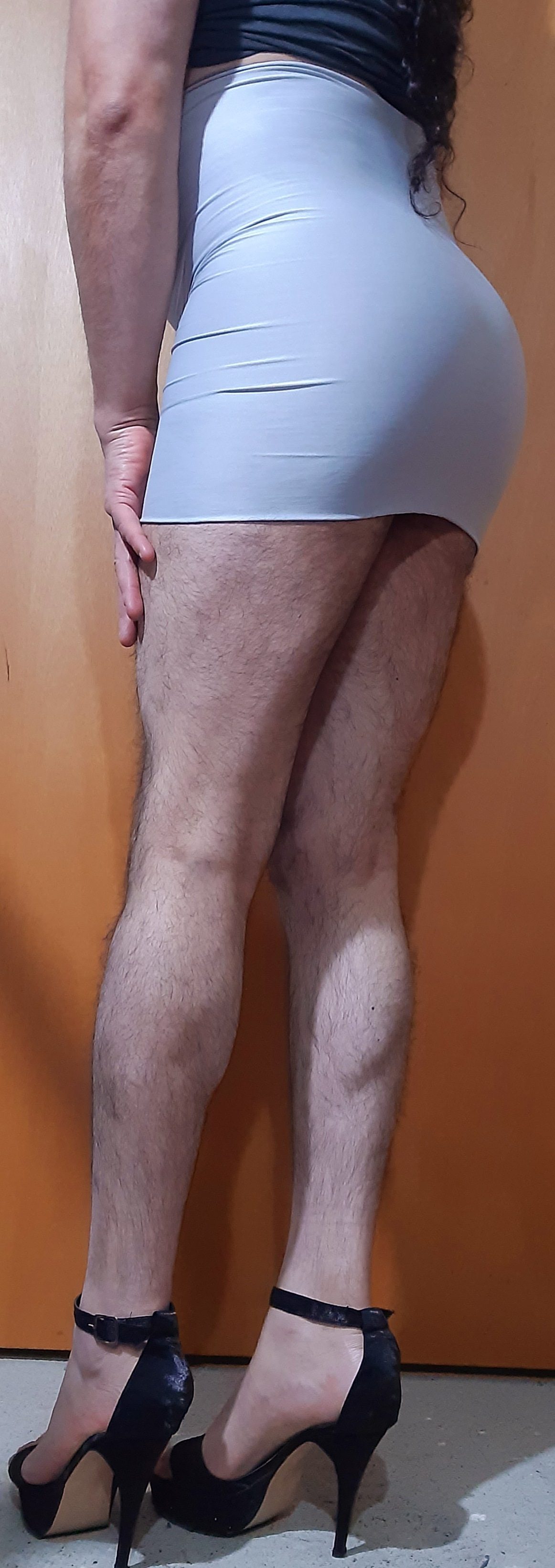 Aburrida,probando me  sandalias.  Cual me queda más sexy?