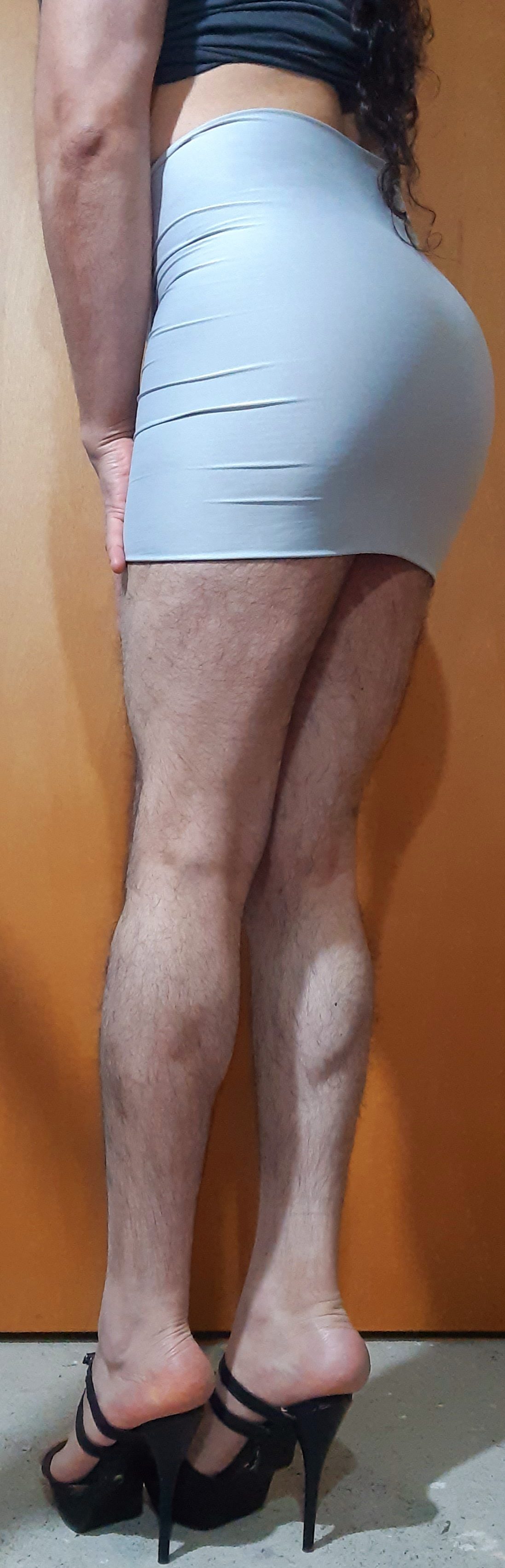 Aburrida,probando me  sandalias.  Cual me queda más sexy?