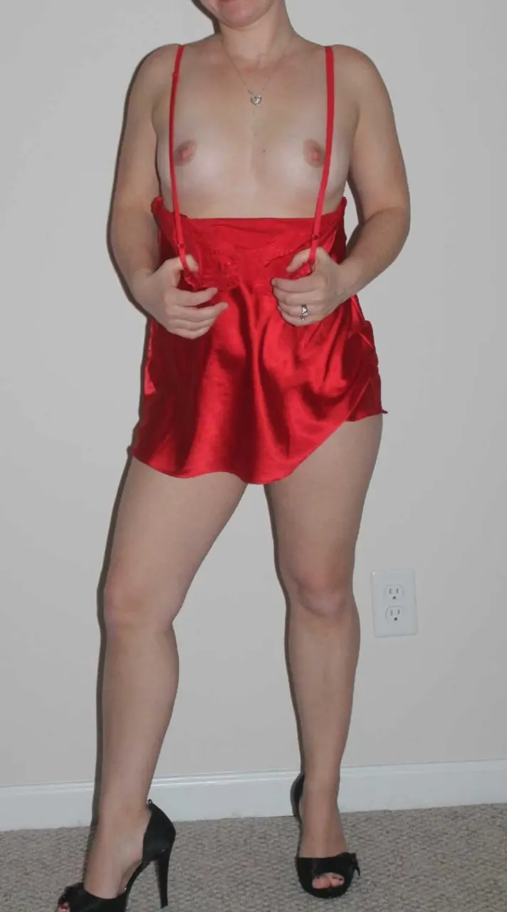 Te traigo esta hermosa mujer de tetas pequeñas.