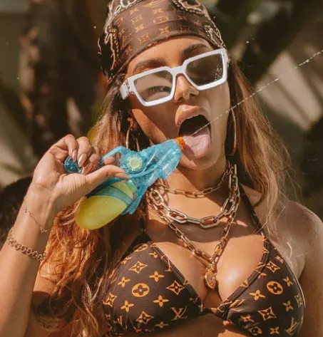 Anitta, como me calienta esta mina