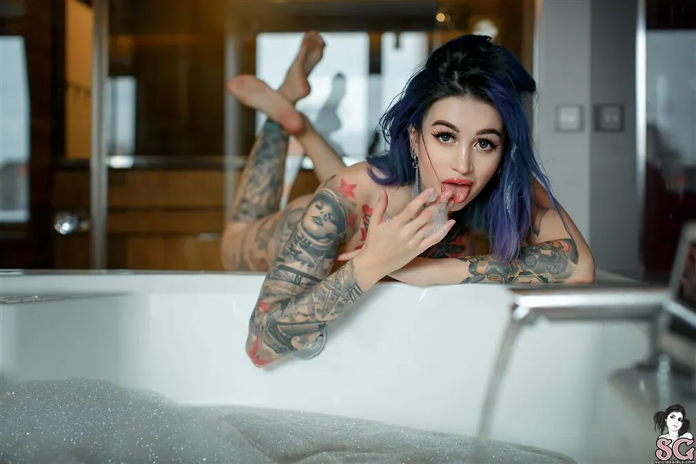 Avrora Suicide, The way I am
