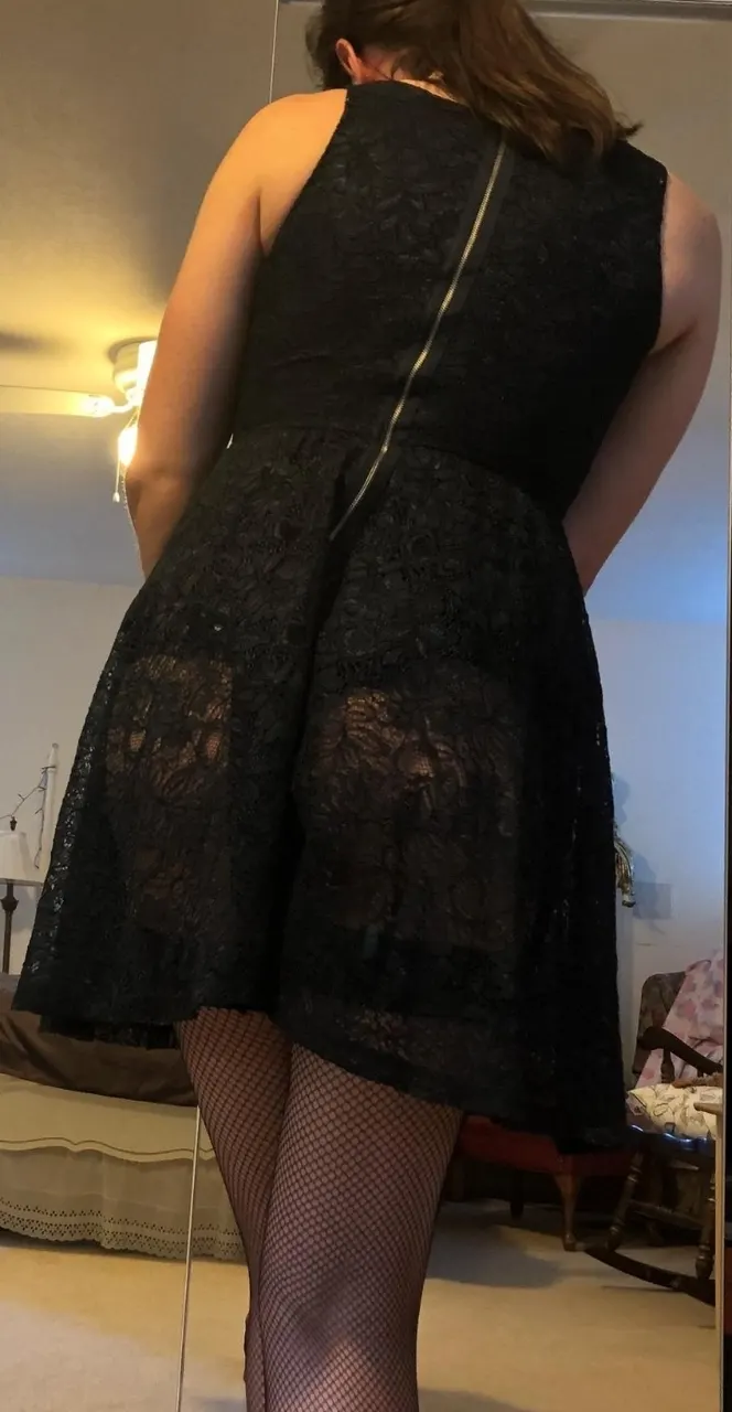 Chico nos muestra como se ve en medias y tacones ❤
