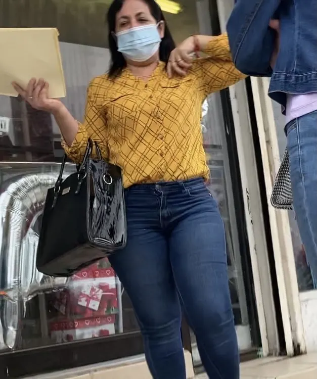 Culos en jeans en la calle