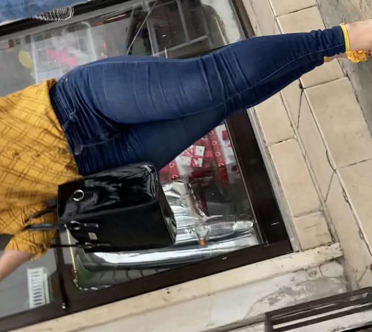 Culos en jeans en la calle