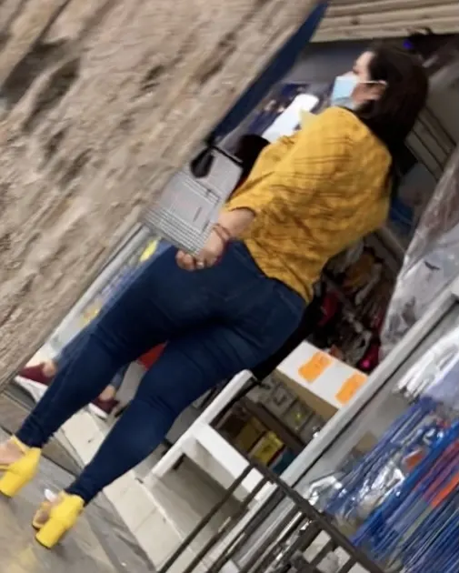 Culos en jeans en la calle