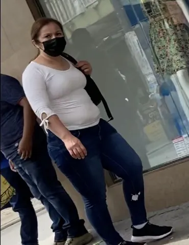 Culos en jeans en la calle