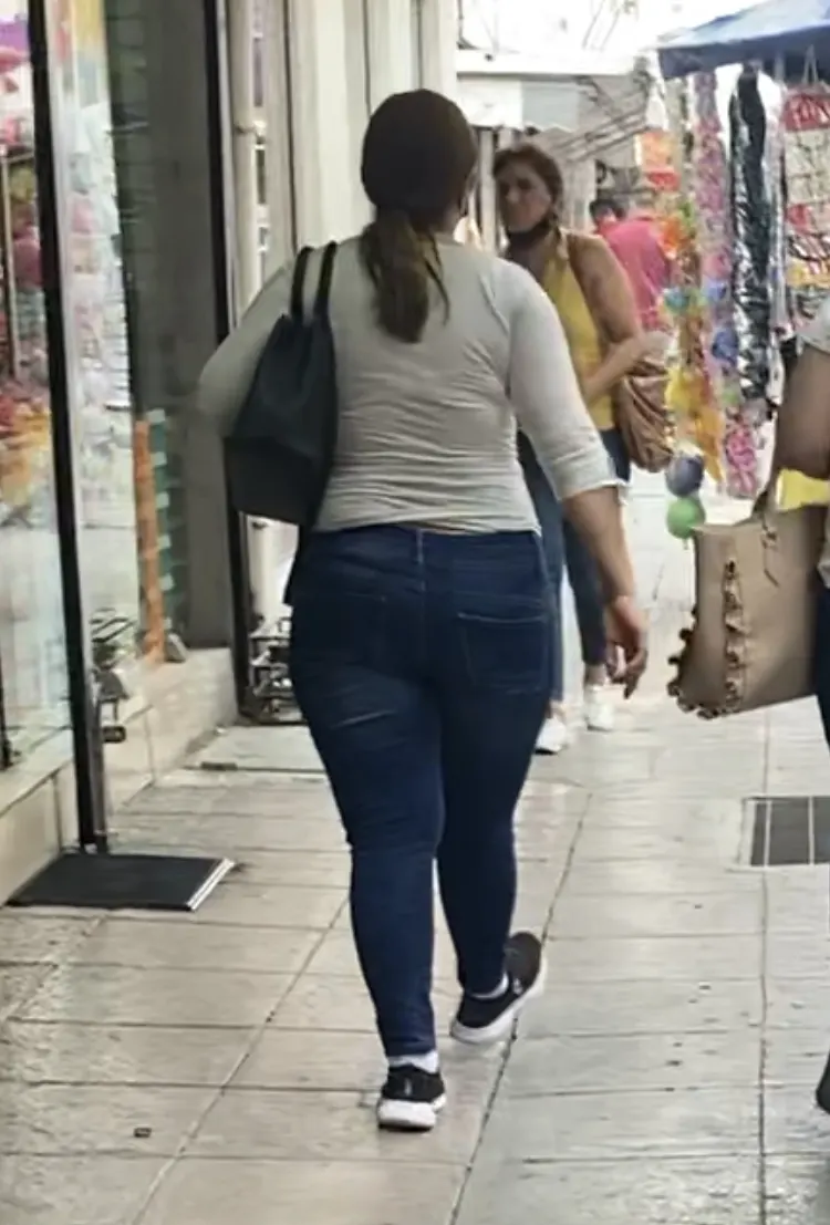 Culos en jeans en la calle