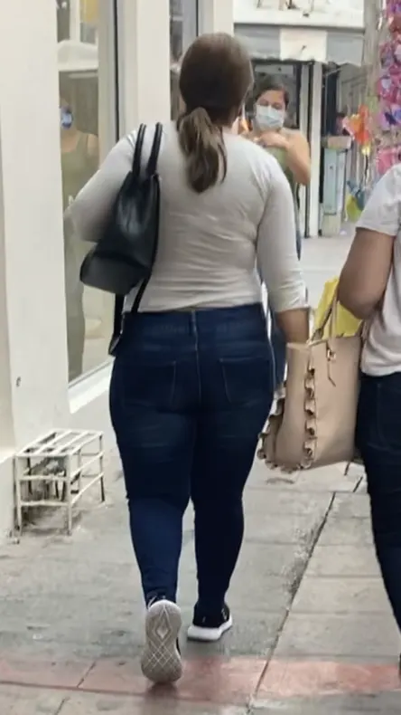 Culos en jeans en la calle