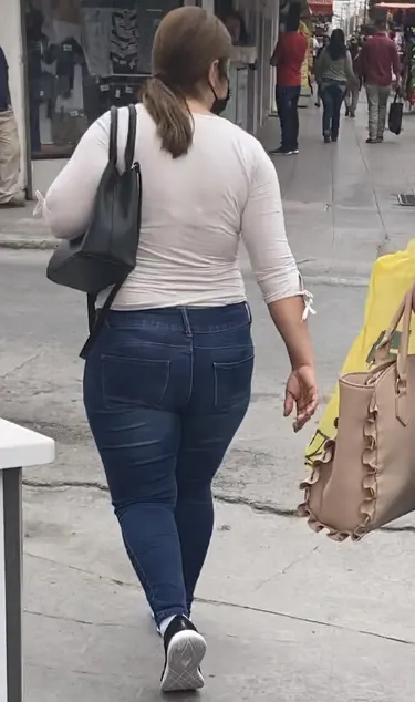 Culos en jeans en la calle