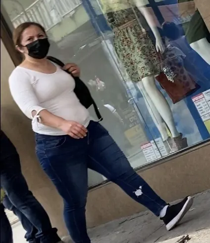 Culos en jeans en la calle