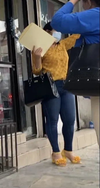 Culos en jeans en la calle