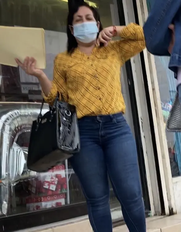 Culos en jeans en la calle