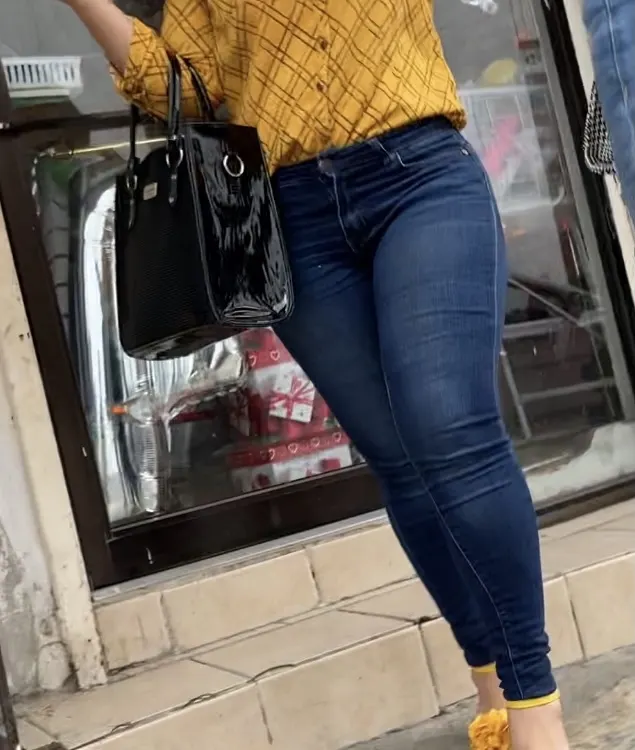 Culos en jeans en la calle