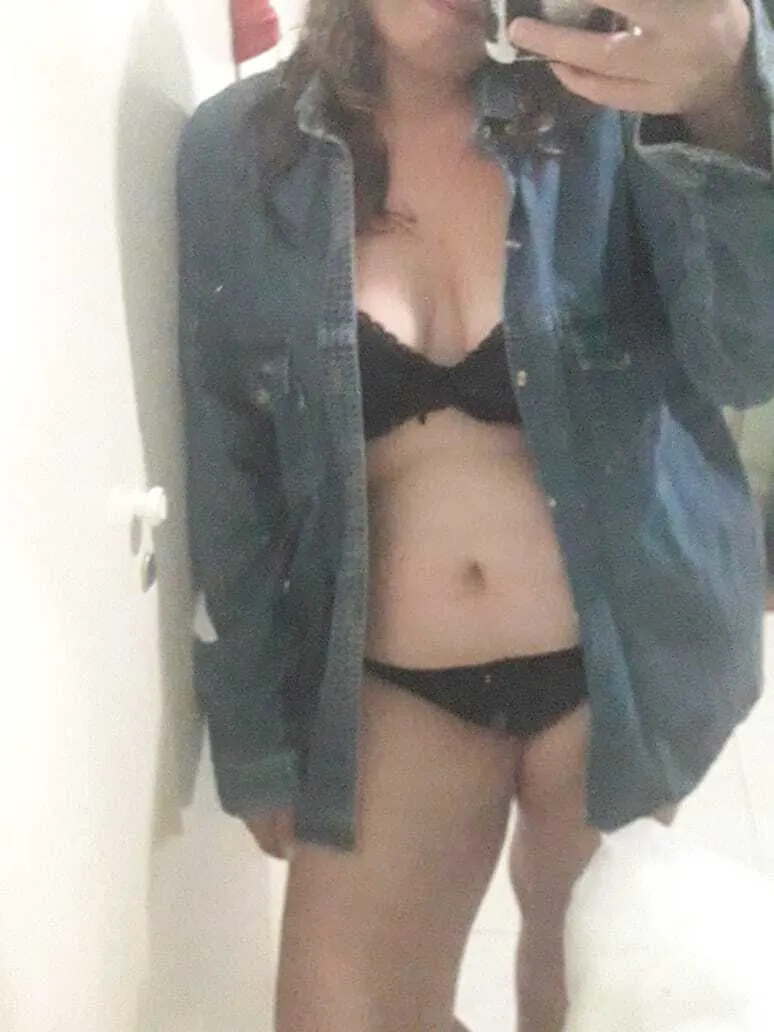 Me robó la camisa para jugar un poco