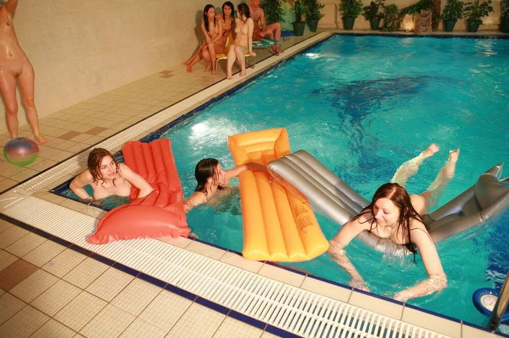 piscina club nudista