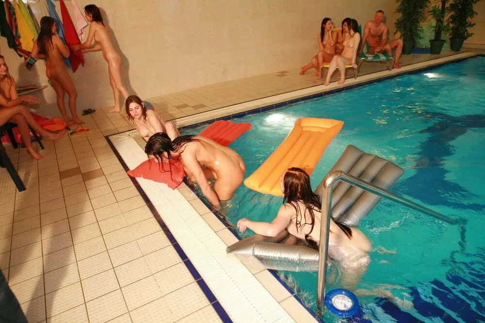 piscina club nudista