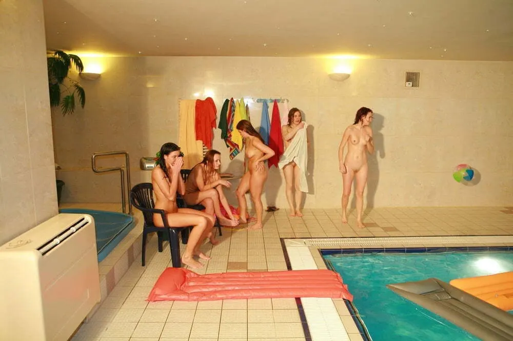 piscina club nudista