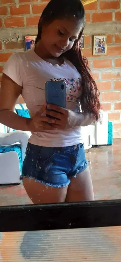 Aquí les comparto un poco de está morrita que me follo