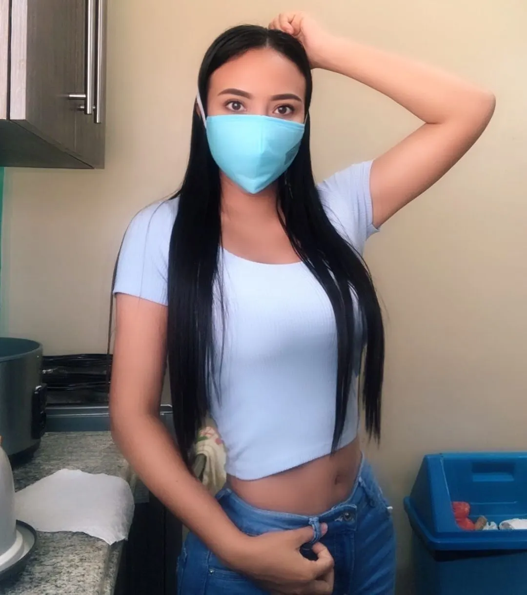 Hermosas y sexys mujeres con cubrebocas