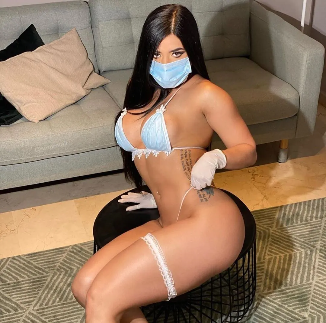 Hermosas y sexys mujeres con cubrebocas