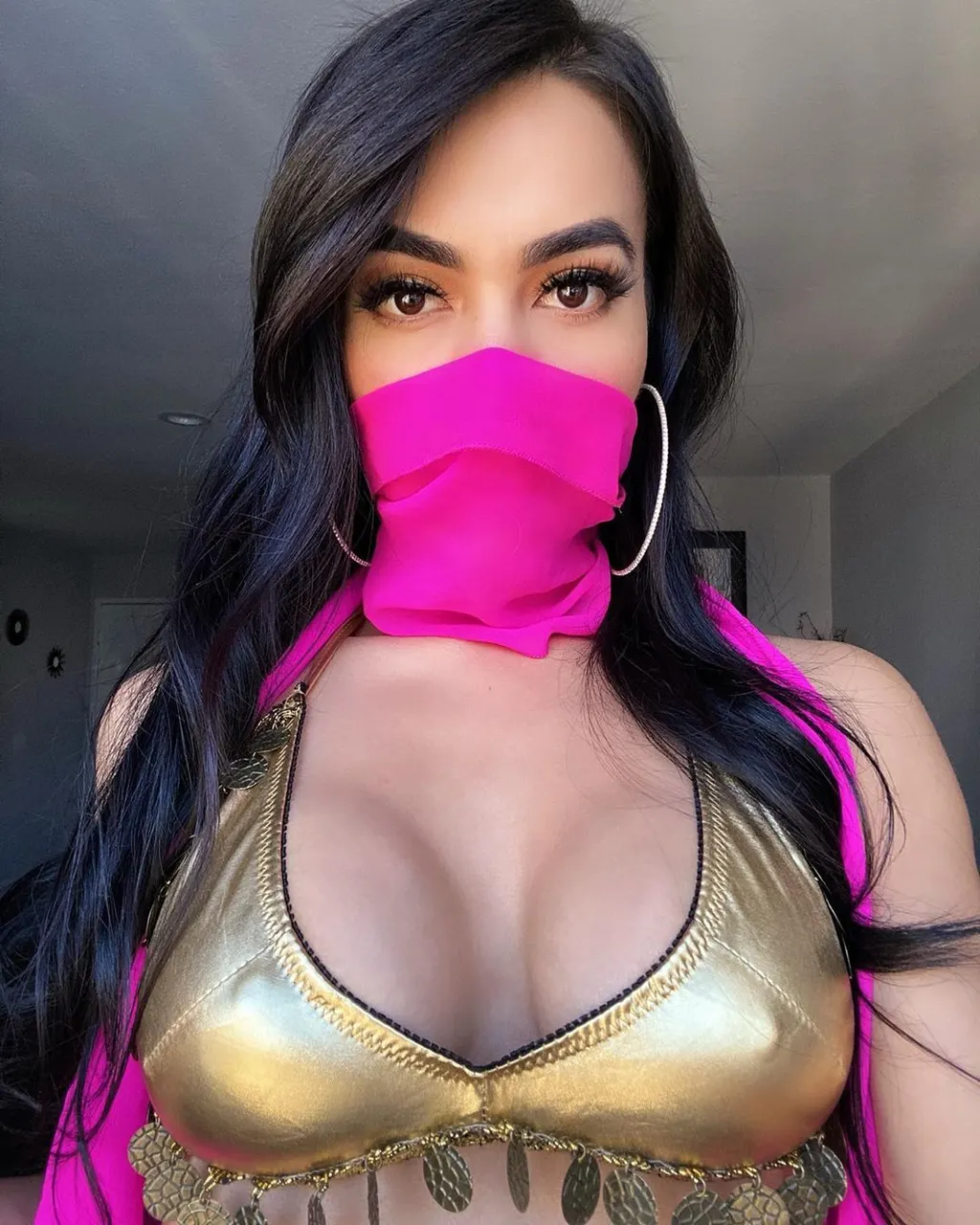Hermosas y sexys mujeres con cubrebocas