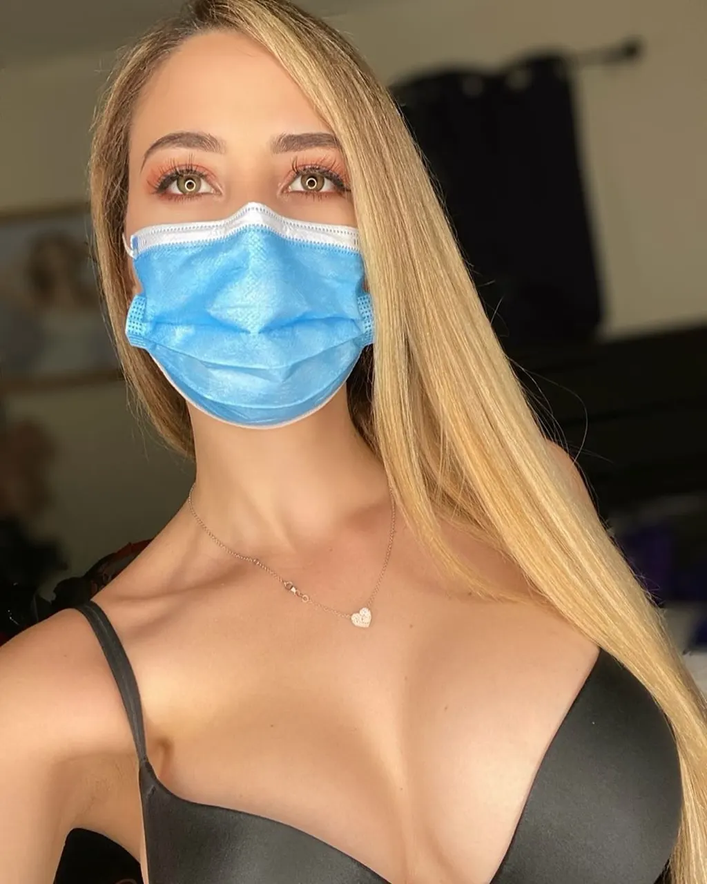 Hermosas y sexys mujeres con cubrebocas