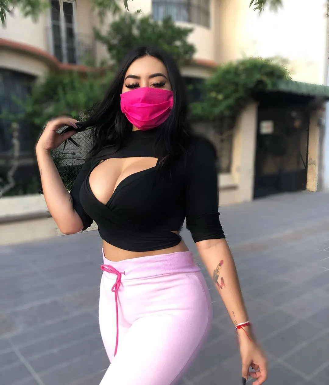 Hermosas y sexys mujeres con cubrebocas