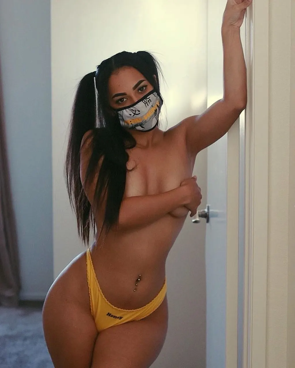 Hermosas y sexys mujeres con cubrebocas 2