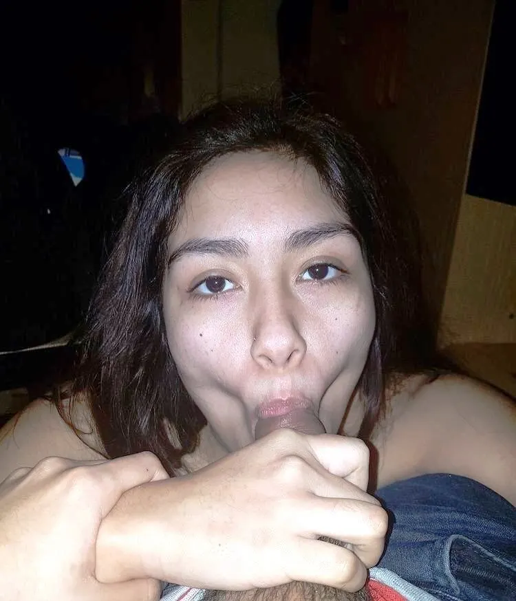 Una hermosa mujer petera ama chupar verga