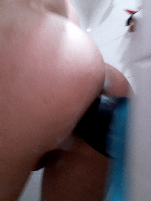 Super consolador anal en la ducha