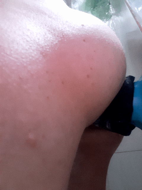 Super consolador anal en la ducha