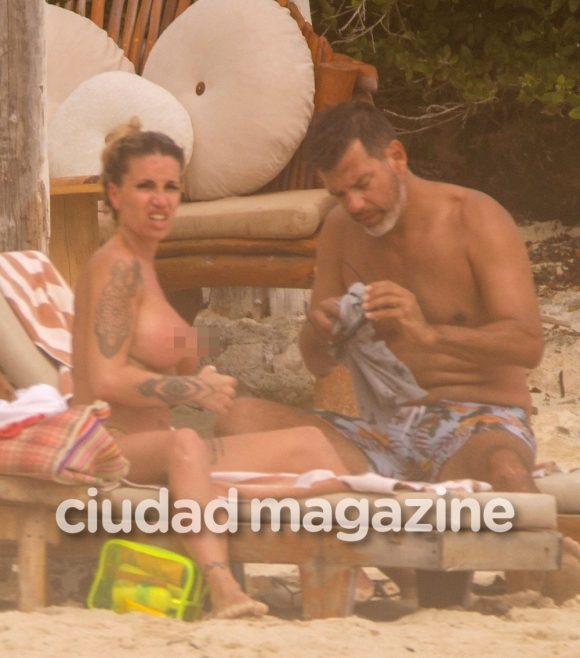 Flor Peña pelando tetas en la playa