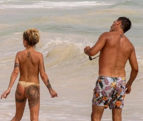 Flor Peña pelando tetas en la playa