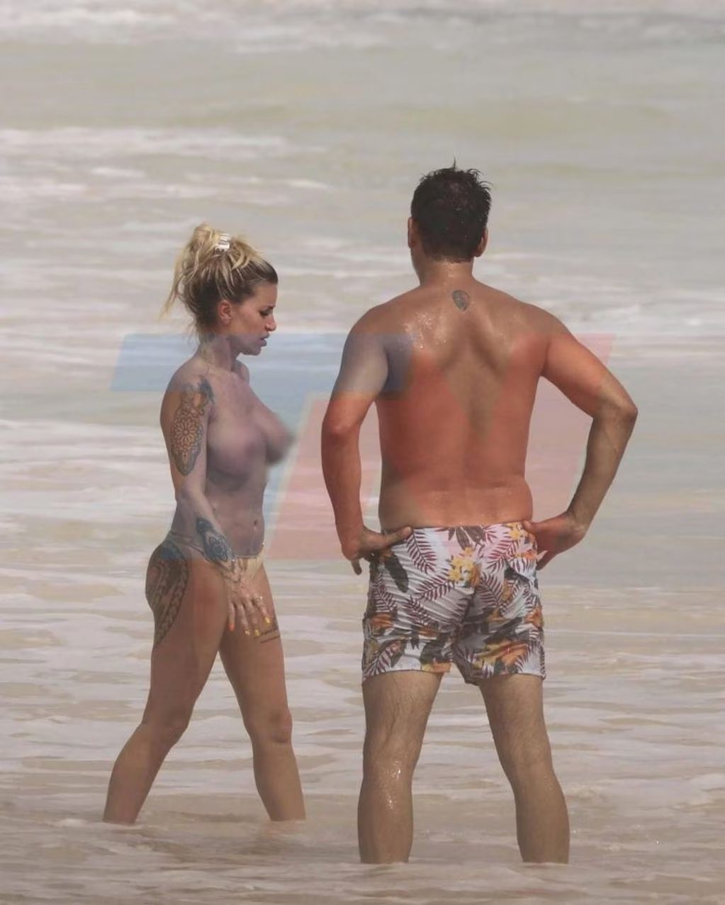 Flor Peña pelando tetas en la playa