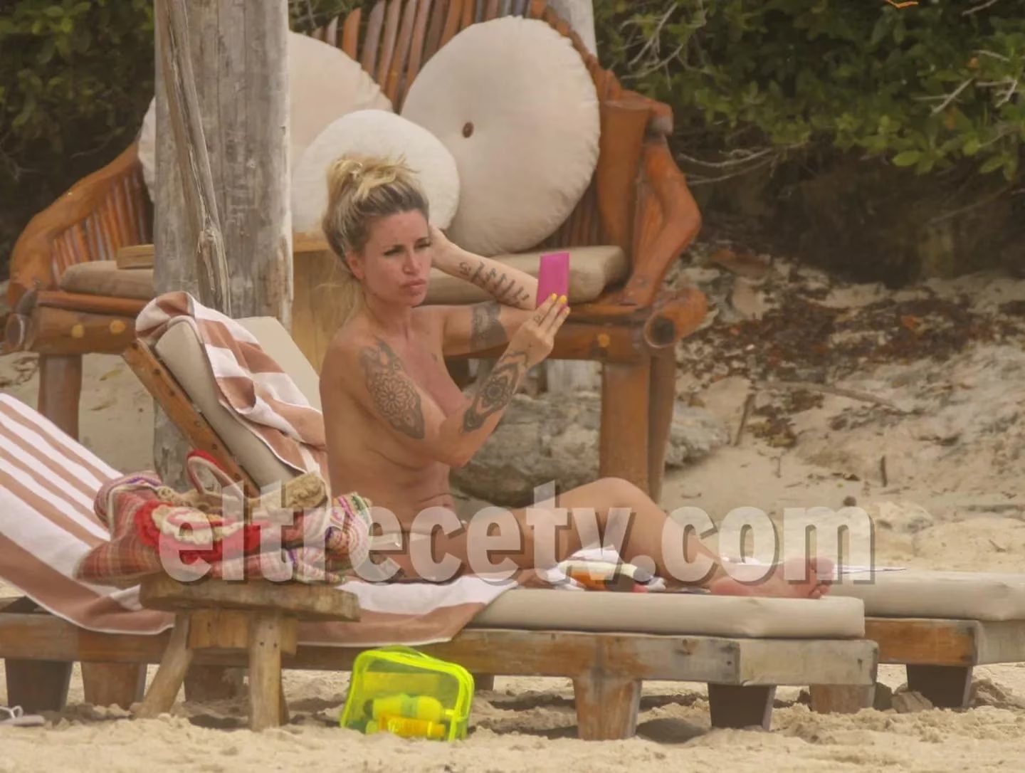 Flor Peña pelando tetas en la playa