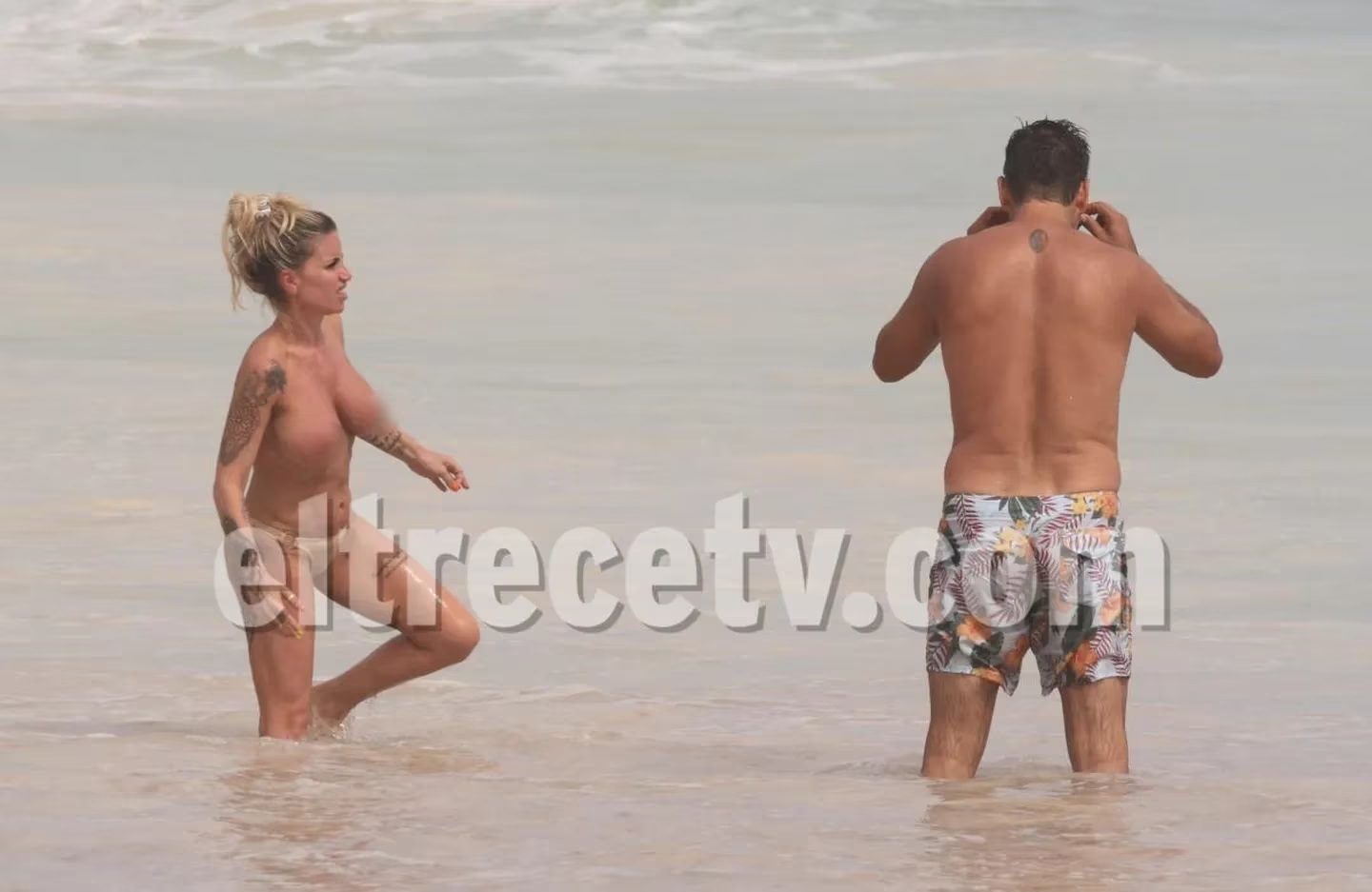 Flor Peña pelando tetas en la playa
