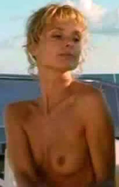 Retro la hermosa actriz Maryam d'Abo
