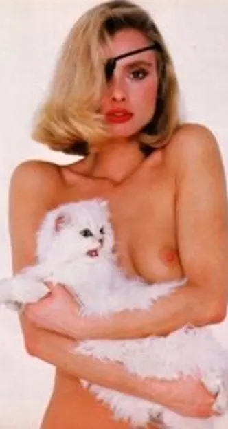 Retro la hermosa actriz Maryam d'Abo