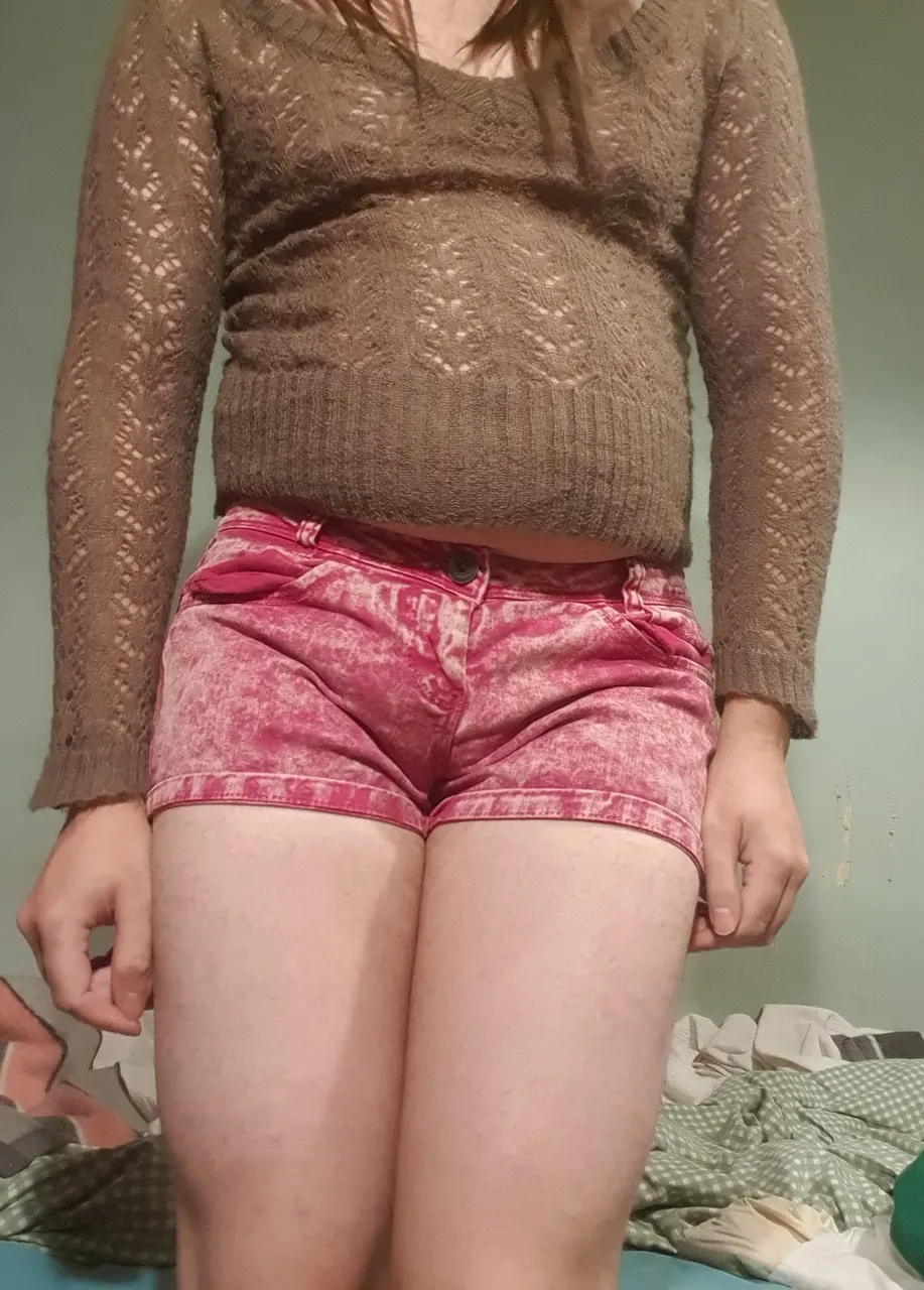 Sisyy in short shorts