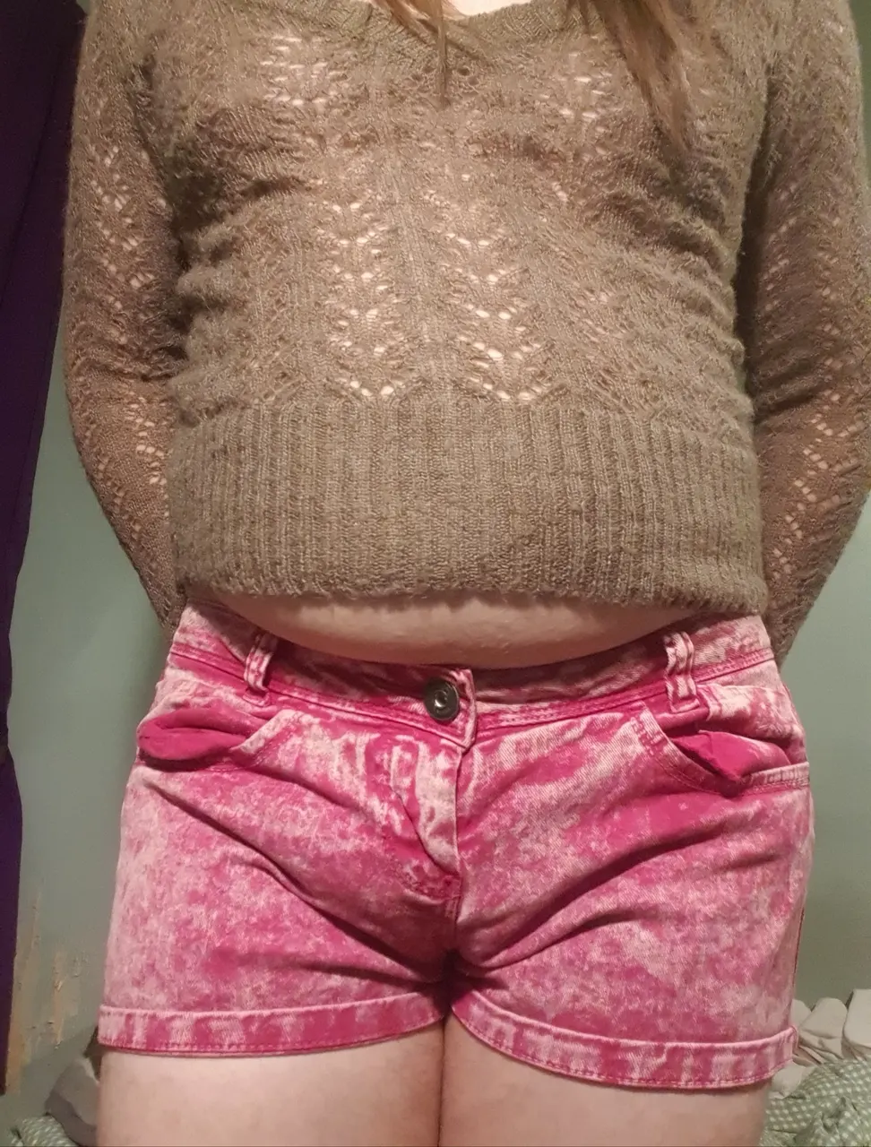 Sisyy in short shorts