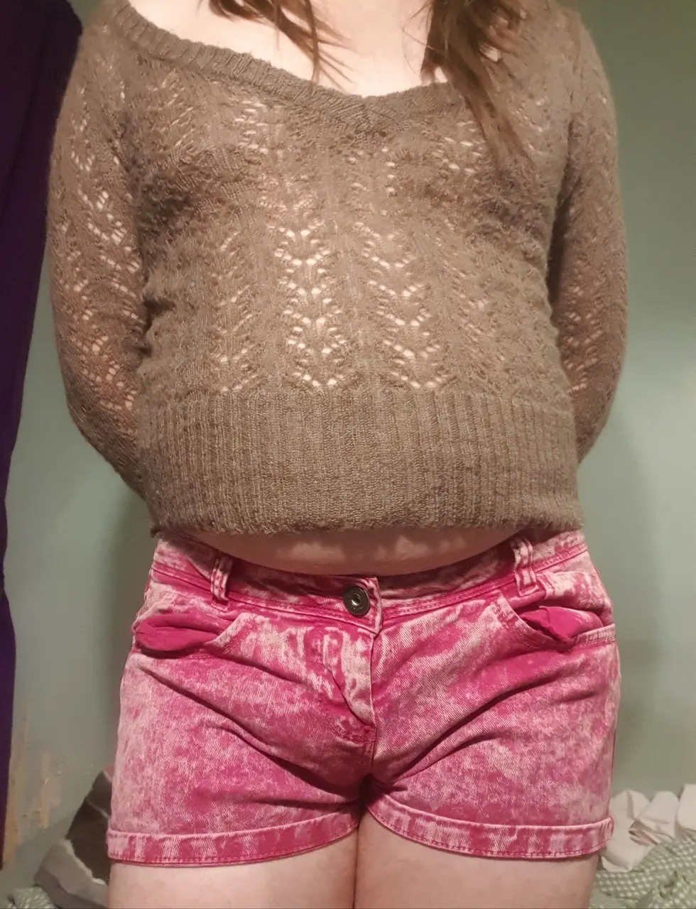 Sisyy in short shorts