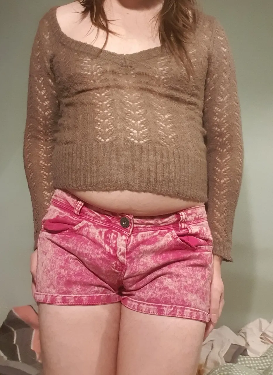 Sisyy in short shorts